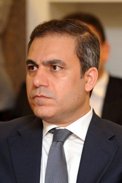 <p><b>HAKAN FDAN'A TEHDT</b></p>    Washington Post?un "MT Mstear Hakan Fidan, srail'in 10 ranl ajann ran'a bildirdi" iddiasnn ardndan, Yahudi cemaatine ynelik yaynlar yapan Jewish Press'in yazar Yanover "Bir sabah otomobilinde zel bir srpriz grmeyi hak eden biri varsa o Hakan Fidan'dr" yazd. Fidan'a ynelik tehdit gibi szlere tepki gsteren Dileri Bakan Ahmet Davutolu, "Kim bizim bir yetkilimizi tehdit etme cretine sahip olabilir. Bu haberler zerinden kim kime ne mesaj vermek istiyor? Ne eski dnya var ne eski oyun var. Ya yeni dnyaya intibak ederiz ve bunun devlet olarak gereini yapmaktan tereddt gstermeyiz. Ya da birileri bizi o eski dnyaya dndrmek ister. O bakmdan admlarmz sabittir ve kararldr. AK Parti hkmeti byle bir oyunun iine girmez" dedi.