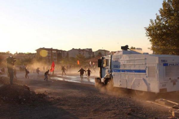 <p><b>ODT'DE YNE OLAY IKTI</b></p>    ODT'de yol almalarn srdren Bykehir Belediyesi ekiplerine ve i makinelerine Cuma akam saat 22.30 sralarnda almalar protesto eden bir grup tarafndan ta atld. Bunun zerine polis, eylemcilere gaz bombasyla mdahale etti. Aalarn sklmesini protesto eden yaklak 40 kiilik grup daha sonra kampsn 100. Yl Mahallesi kndaki A4 kaps nnde topland. Gvenlik glerinin dalmalar ynndeki uyarsna ramen eylemi srdren gruptan baz kiiler polise ta att. Gvenlik gleri de bunun zerine gstericilere biber gaz ile karlk verdi.