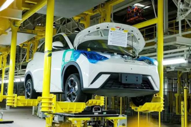 <p><strong>FABR�KA A�ILDI, �RET�M S�RD�</strong></p>  <p>&nbsp;</p>  <p>Uluslararas� kamuoyunda b�y�k yank� uyand�ran olay, �in'de de tepkiyle kar��lanm��t�. Skandal, BYD'nin Brezilya'daki fabrika in�aat�nda aylar s�ren gecikmelere yol a�t�. Yine de �irket operasyonlar�n� tamamen durdurmad�.</p>  <p>BYD, kriz sonras�nda toparlanma mesaj� vermeye �al��t� ve Brezilya Devlet Ba�kan� Luiz Inacio Lula da Silva'n�n kat�ld��� bir t�renle Ekim ay�nda fabrikan�n a��l���n� ger�ekle�tirdi. 1 milyar dolara kurulan tesiste a��l��tan bu yana 25 binden fazla ara� �retilmi� olmas� da �irketin sahadaki faaliyetlerini s�rd�rd���n� g�steriyor.<br>&nbsp;</p>  <p>Ama son karar, BYD'nin Brezilya'daki uzun vadeli planlar� a��s�ndan yeni soru i�aretlerini beraberinde getirmi� durumda.</p>