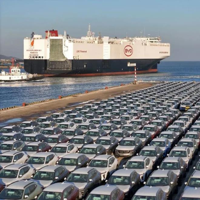 <p><strong>"�NSANLIK DI�I" YA�AM KO�ULLARI �DD�ASI</strong></p>  <p>Brezilyal� i� m�fetti�lerinin yapt��� bask�nlarda ortaya ��kan manzara ise olduk�a �arp�c�yd�. Denetim raporlar�na g�re 31 i��i tek bir evde kal�yordu ve yaln�zca bir banyoyu payla��yordu. Baz� alanlarda yatak bile yoktu. Yiyeceklerin ise ki�isel e�yalarla birlikte do�rudan zeminde tutuldu�u tespit edildi.</p>  <p>&nbsp;</p>  <p>Yetkililer bu ko�ullar� net bir ifadeyle "insanl�k d���" olarak tan�mlad�. Do�rusu, bu tan�m bile ya�ananlar�n a��rl���n� anlatmaya yetiyor.</p>