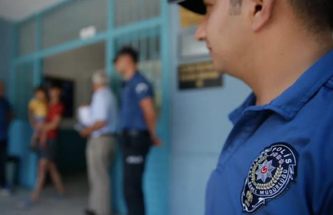 <span>R�SK TAZM�NATI OLARAK G�R�L�YOR</span><br>Yeni d�zenlemede sabit �cretten ziyade belirtilen �al��ma saatinin �st�nde mesai yapan personele saat ba�� �deme yap�lmas� �ng�r�l�yor. Mevcut olarak Emniyet Te�kilat� personeline "fazla �al��ma �creti" ad� alt�nda �denen ayl�k 6 bin 686 TL'lik �deme, mesai �creti olarak de�il g�revin niteli�i, i�in zorlu�u ve �nemi do�rultusunda her ay sabit olarak yap�l�yor. Dolay�s�yla, 657 say�l� Kanun'un 178. maddesinde d�zenlenen ve g�nl�k mesai saatleri d���ndaki faaliyetlerin bedelinden farkl� olarak bu �deme, fazla �al��man�n kar��l��� de�il bir "risk tazminat�" olarak g�r�l�yor.