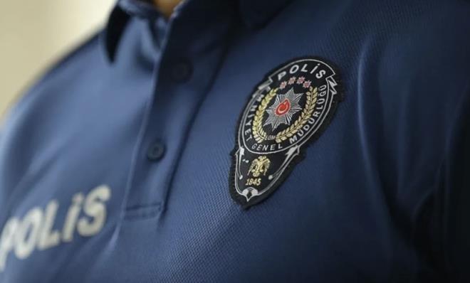 <span>FARKLI MESA� YE FARKLI �CRET</span><br>Polislerin en �ok �ik�yet�i oldu�u konulardan biri, az mesai ile fazla mesai yapan personelin aras�nda bir fark olmamas�. 160 saat �al��an polis ile 300 saat �al��an, hatta hi� mesai yapmayan polis ayn� maa�� al�yor. Yeni uygulamayla birlikte mesai yapan ek �cret al�rken, mesai yapmayan personele �deme yap�lmayacak. �te yandan, 12 saat g�rev, 36 saat dinlenme esas�na dayal� mesai d�zenine ge�ilmesi h�linde de polisler haftada 42 ile 45 saat aras�nda �al��m�� olacak.