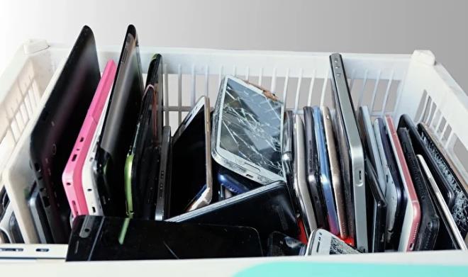 <strong>��in dikkat �eken k�sm� ise k�l�flar�n bilinmeyen etkileri. Uzmanlara g�re zamanla k�l�f�n i�inde biriken toz ve k���k partik�ller, telefon y�zeyinde �iziklere yol a�abiliyor.</strong>