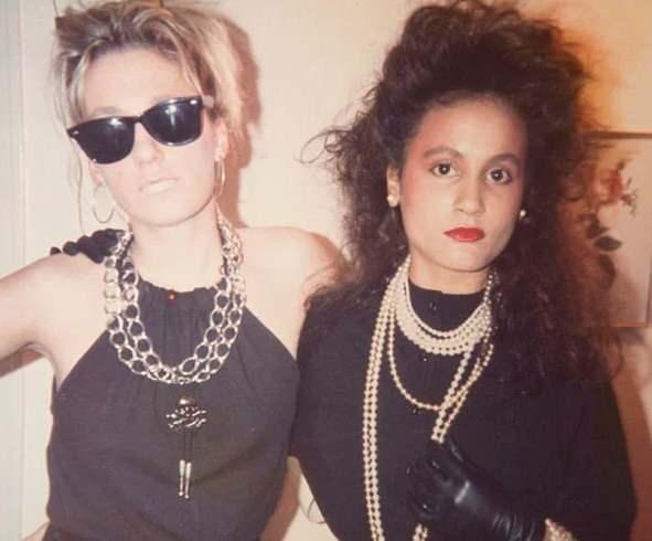 10 ya��ndan beri hi� g�l�msemeyen Tess Christian, y�z ifadesini bilin�li �ekilde kontrol ederek g�lmekten ka��nmas�yla dikkat �ekiyor.&nbsp;