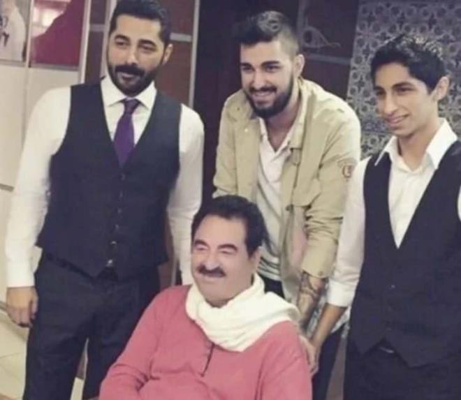 YALNIZ BIRAKMADILAR<br><strong>Ayr�ca Melek Z�beyde, sanat��n�n t�m �ocuklar�n�n yan�nda bulundu�unu ve s�recin bas�ndan uzak, daha kontroll� bir �ekilde takip edildi�ini belirterek Tatl�ses ailesi olarak desteklerini s�rd�rd�klerini ifade etti.</strong>