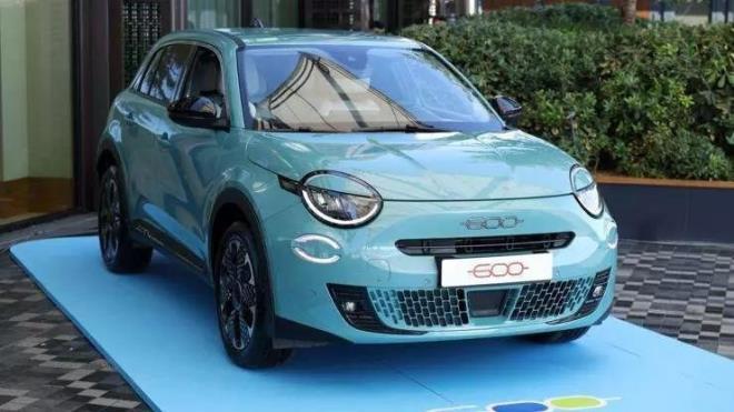 <p><strong>F�AT G�NCEL F�YAT L�STES�</strong></p>  <p>&nbsp;</p>  <p>Egea Sedan'�n fiyat� 20 bin TL art��la 1.409.900 TL'ye y�kseldi.</p>