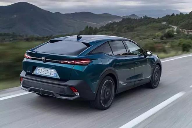 <p><strong>PEUGEOT F�YAT L�STES� - N�SAN 2026</strong></p>  <p><br>e-208 Fiyatlar� - Nisan 2026</p>  <p>Peugeot e-208'in tek versiyonu olan 100 kW elektrikli GT otomatik modeli 1.999.500 TL fiyat etiketine sahip.&nbsp;&nbsp;</p>  <p>&nbsp;</p>  <p>e-208 Opsiyon Fiyatlar� - Nisan 2026</p>  <p>Metalik boya ve �zel metalik boya se�ene�i 4.861 TL, sadece �zel metalik boya ise 6.250 TL olarak belirlenmi�.</p>