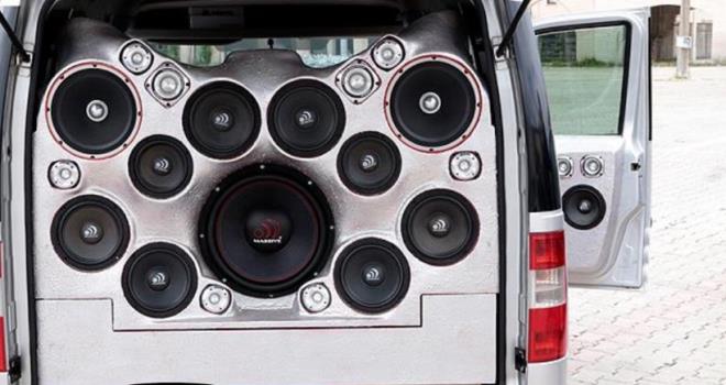 SES S�STEMLER�NDE ESNEKL�K SA�LANACAK<br>  Ses sistemlerinde ise ara�lar�n orijinal hoparl�r� yerine y�ksek desibelli hoparl�r tak�lmas�na m�saade edilecek. Ancak bagajda ya da farkl� noktalara ekstra ses olu�turmak i�in tak�lan subwoofer ve kutu bas gibi aksesuarlara izin verilmeyecek.