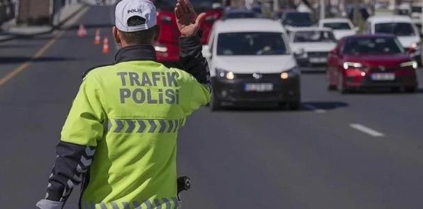 Trafik g�venli�ini tehlikeye d���ren ve kazalar�n yakla��k y�zde 90'n�na yol a�an ters �eritte seyir, k�rm�z� ���k ihlali, alkoll� ara� kullan�m�, h�z limitlerinin a��lmas�, ara�tan inerek yolu kesme ve sald�rgan davran��lar konusunda kesinlikle geri ad�m at�lmayacak.