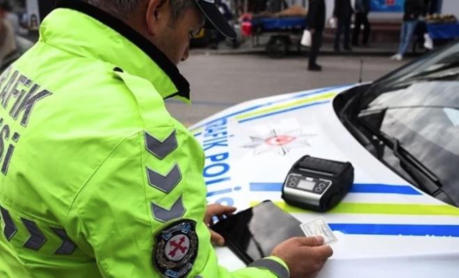 Bu ara� muayene istasyonlar�nda ve trafik denetleme noktalar�nda kontrol edilecek. Seyir h�linde video oynat�m�na izin veren ekran sistemlerine ceza yaz�lacak.