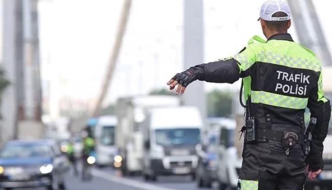 <span>1 VE 2 NUMARA CAM F�LM� SERBEST</span><br>Ara�lara cam filmi ve yaz� ise mevcut y�netmelikteki �ekliyle uygulanacak. S�r�c�n�n g�r���n� engellememek ve i�erisinin "g�r�n�rl���n� tamamen kapatmamak" �art�yla yan camlara 1 ve 2 numara film serbest olacak. �n cama ise g�r��� engelleyecek film kaplatmak mevcuttaki gibi cezaya tabi olacak. Ruhsata i�lenmemi� ise ara�lara yaz� yap��t�rmak ya da yazd�rmak yine yasak kapsam�nda.