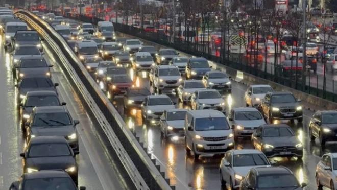 T�rkiye Gazetesi'nde yer alan habere g�re, eller serbest navigasyon ve telefon kullan�m� gibi kolayl�klar sa�layan multimedya ekranlar�n tak�lmas�n�n yasaklanmas� gibi bir durum s�z konusu olmayacak.