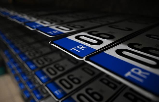 DAHA �NCE BASILAN APP PLAKALAR SERBEST<br>  Kamuoyunda ?APP plaka? denilen plakalar konusunda ise �of�r odalar� taraf�ndan �nceden bas�lan plakalar kullan�lmaya devam edilecek.