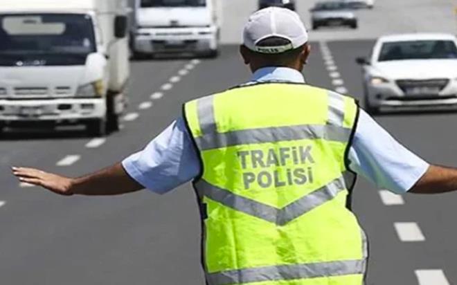 APP plakalar, multimedya ekranlar, ses sistemleri ve cam filmlerine y�nelik yeni kurallar� kapsayan yeni trafik d�zenlemesinde de�i�ikli�e gidiliyor. Nisan sonuna kadar ��kmas� beklenen yeni y�netmelik ile olu�an kafa kar���l�kl��� giderilecek; vatanda�lar� rahatlatmak amac�yla s�z konusu yasaklarda esnekli�e gidilecek.