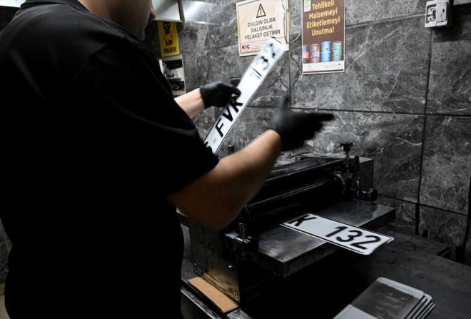 Plakalar iptal edilmeyecek, ceza verilmeyecek. Ancak odalara plaka bas�mlar�n� uygun h�le getirmeleri i�in 1 Ocak 2027'ye kadar s�re tan�nacak. Uygun h�le getirmeyen odalar�n plaka basma yetkileri 6 ayl���na iptal edilecek. Vatanda� ma�duriyet ya�amamas� i�in yetki ba�ka bir odaya resen devredilecek. 6 ay i�inde uygun �artlar� sa�layan odalara yetkileri geri iade edilecek.