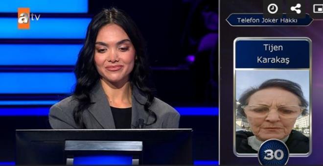 <strong>Yar��mac�,&nbsp;</strong><em><strong><span style="color:#800080">"Hangi klasik eserin yazar� Goethe'dir?"</span> </strong></em><strong>sorusunda telefon jokerini kullanmak istedi�ini s�yleyerek, jokerleri aras�ndan edebiyat ��retmeni olan halas� Tijen Karaka�'� aramak istedi.</strong>