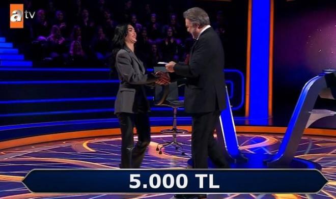 <p><span style="color:#B22222"><strong>"GAL�BA YAPAY ZEKA KULLANIMI VAR"</strong></span></p>    <p><strong>Oktay Kaynarca,&nbsp;"Galiba bir yapay zeka kullan�m� var. �yle bir ses duydum ben ama... Yapay zeka kullan�yorsa o biraz geride kalm��. O kadar �mit ettik ki biz de edebiyat ��retmeni yani bu soruyu g�z� kapal� bilecek. Tam da s�n�ra gelmi�tik." ifadelerini kulland�.</strong></p>