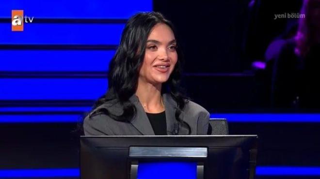 <strong>ATV ekranlar�n�n igiyle takip edilen fenomen bilgi yar��mas� Kim Milyoner Olmak �ster'de ge�ti�imiz ak�am Canan �nal isimli yar��mac�n�n, edebiyat sorusunda telefon jokerinden destek almak istedi.&nbsp;</strong>