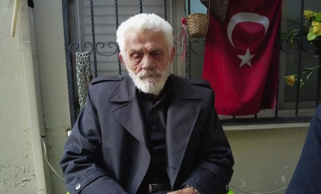 Usta oyuncu, �stanbul Karak�y-T�nel hatt�nda bastonuna yaslanarak g��l�kle y�r�rken g�r�nt�lendi.