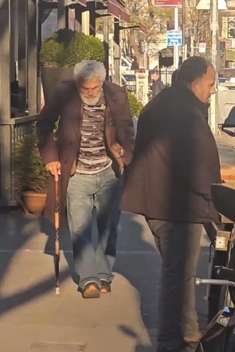 83 ya��ndaki Gedik'in her ad�mda durup dinlenmek zorunda kalmas�, sanat��n�n ya�am m�cadelesini g�zler �n�ne sererken,&nbsp;Ye�il�am&nbsp;emek�ilerinin unutulan kaderini de bir kez daha g�ndeme ta��d�.