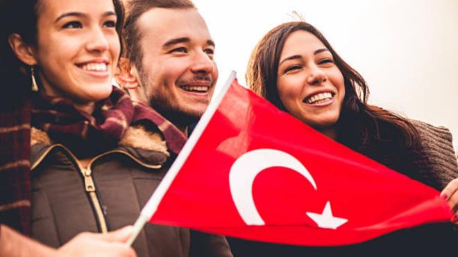 <p><strong>GEN�LER�N G�� ROTASI</strong></p> <p>T�rkiye �statistik Kurumu taraf�ndan yay�mlanan �� G�� �statistikleri ve Adrese Dayal� N�fus Kay�t Sistemi (ADNKS) verileri, T�rkiye'de gen� n�fusun g�� e�ilimlerini ortaya koyuyor. Verilere g�re, iller aras� hareketlilikte en dikkat �eken grup gen�ler olurken, g���n y�n� ve nedenleri de net bi�imde belirlenmi� durumda.</p>