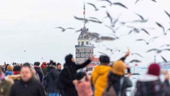 <p><strong>T��K'in g�� nedenlerine ili�kin verileri, gen� n�fusun hareketlili�inin arkas�ndaki temel fakt�rleri ortaya koyuyor. </strong>Buna g�re en yayg�n g�� nedenleri �unlar:</p> <p>-E�itim (�zellikle �niversite)</p> <p>-�� bulma veya i�e ba�lama</p> <p>-Ya�am ko�ullar�</p>