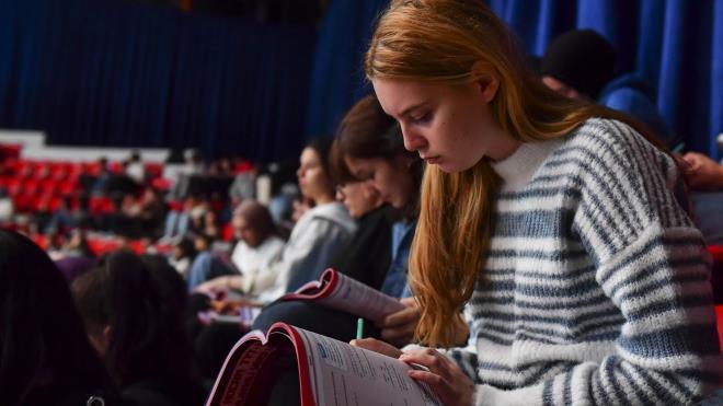 En fazla g��� �eken iller aras�nda �stanbul, Ankara ve �zmir ba�� �ekerken sanayi ve turizm merkezleri olan Bursa, Kocaeli ve Antalya da dikkat �ekiyor. Buna kar��l�k Do�u Anadolu ve Karadeniz'in k���k illerinde gen� n�fus kayb� s�rerken, g���n a��rl�kl� olarak do�udan bat�ya ve k���k �ehirlerden b�y�k merkezlere do�ru ger�ekle�ti�i g�r�l�yor.