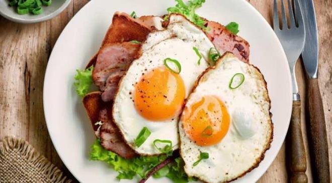 <strong>Kas dokusunun dayan�kl�l���n� art�ran yumurtada yer alan s�lf�r, �inko ve vitaminler, sa� ve t�rnak sa�l��� �zerinde do�rudan ve onar�c� bir etki sunuyor.</strong>