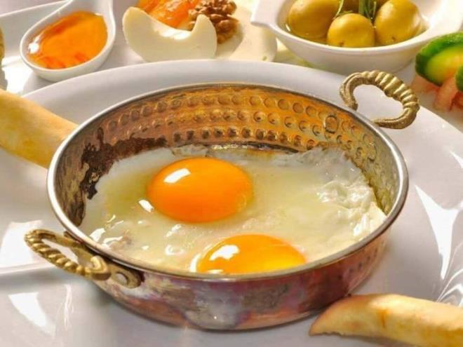 <p><span><strong>KATARAKT VE SARI NOKTA HASTALI�INI M�N�MUMA D���R�YOR</strong></span></p>    <p><strong>Ayr�ca A, B12, D vitamini, omega 3, E, B6 vitamini, kalsiyum ve �inko zengini olan yumurta, "Lutein" ve "Zeaksantin" maddeleri i�erdi�i i�in, g�z sa�l��� i�in de etkili bir silah. 15 y�ll�k d�zenli yumurta t�ketmenin, katarakt ve sar� nokta hastal��� riskini minimum d�zeye indirdi�i g�r�ld�.</strong></p>