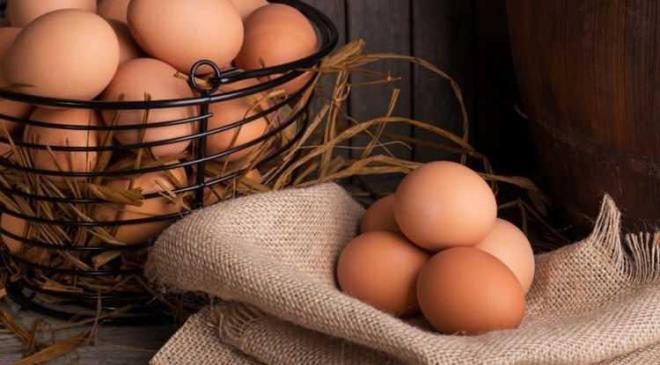 Y�ksek oranda protein, vitamin, antioksidan i�eren yumurta, sa�l��a faydalar� ve leziz tad�yla s�k s�k sofralar�m�zda yerini koruyor. Uzmanlar�n d�zenli t�ketilmesini tavsiye etti�i yumurta hakk�nda, uzun s�reli bir ara�t�rma yap�ld�. 15 y�l s�resince her g�n aksatmadan bir adet yumurta yemenin v�cut �zerindeki etkileri ise �a��rt�c� bulgular� beraberinde getirdi.