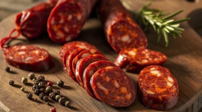 <strong>Bu t�r g�dalar, bir�ok sa�l�k sorununa neden olabilece�i gibi uzmanlar tamamen yasaklamak yerine "%80 sa�l�kl�, %20 esnek" kural�na uygun bir beslenme �eklinin uygun olabilece�ini vurguluyor.</strong>