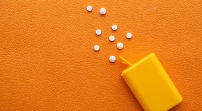 <p><span style="color:#FF0000"><strong>4. YAPAY TATLANDIRICILAR</strong></span></p>    <p><strong>Uzmanlara g�re; ba��rsak sa�l��� i�in risk olu�turan bir di�er g�da �eker yerine kullan�lan yapay tatland�r�c�lar. Ba��rsak sa�l��� �zerindeki etkileri konusunda bilim d�nyas�nda tart��malara neden olan yapay tatland�r�c�lar�n, hayvan ve insan �al��malar� aras�nda �eli�kili sonu�lar� mevcut. Bundan dolay� uzmanlar, yapay tatland�r�c�lar konusunda temkinli olunmas� gerekti�ini belirtiyor.</strong></p>