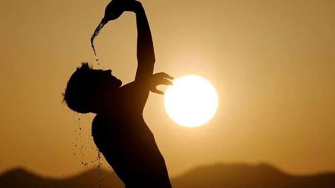 <p><strong>PAZARTES� TERS�NE D�NECEK</strong></p>  <p>Hafta sonu kar, sa�anak ve dondurucu so�uklar�n etkisi alt�nda kalan Afyonkarahisar, Ankara, Bolu, Erzurum ve Sivas gibi �ehirlerde, Pazartesi itibar�yla hava ko�ullar�n�n y�n de�i�tirmesi bekleniyor.</p>