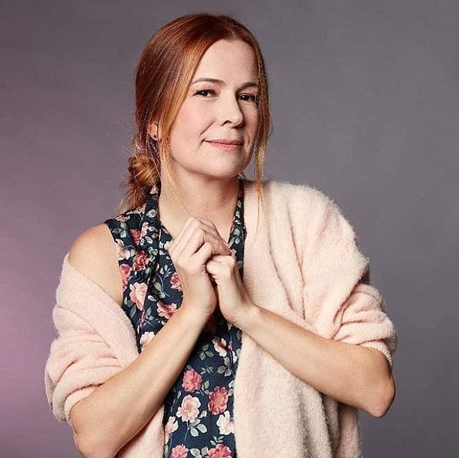 <strong><span style="color:#B22222">"�OK KORKUYORUM"</span></strong>  <span style="color:#800080"><em><strong>"�ok b�y�k bir s�rr�m var. Ger�e�i a��klad���mda beni yarg�laman�zdan, d��laman�zdan ve bana olan inanc�n�z� yitirmenizden korkuyorum. Ben bipolar�m. Hayat�m boyunca ta��mam gereken ve toplum taraf�ndan damgalanma ihtimali y�ksek bir durum."</strong></em></span>