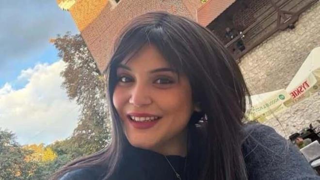 <p><span style="color:#800000"><strong>'�EKEM�YORLAR' DED�</strong></span></p>    <p><strong>Oyunculu�a ba�lad��� g�nden bu yana annesinin yazd��� projelerde yer almas�yla ele�tirilen Civelek, bu durumun kendisini k�rd���n� belirtti:</strong></p>    <p><span style="color:#800000"><strong>"Ald���m en haks�z ele�tiri </strong></span><span style="color:#000080"><strong>'Annen sayesinde buralardas�n'</strong></span><span style="color:#800000"><strong> s�z�. Eskiden k�r�l�yordum ama art�k sadece g�l�p ge�iyorum.</strong></span></p>