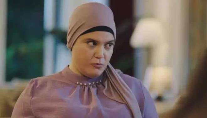 <p><span style="color:#800000"><strong>"G�D�P KEND�LER� OYUNCULUK YAPSIN"</strong></span></p>    <p><strong>Kendi yetene�ine olan g�venini a��k�a dile getiren �nl� oyuncu, <span style="color:#800000">"�yi oynamasan, bu kadar g�z �n�nde olup b�yle bir rol� ta��yamazs�n, bir yerde mutlaka patlak verirdin.</span></strong></p>