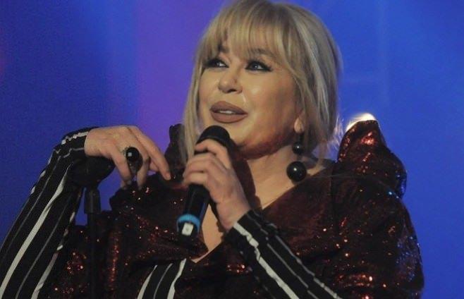 <p>"TEK BA�IMA Y�R�YEM�YORUM"</p>    <p>Uzun s�redir g�zlerden uzak olan �ark�c� Cansever'e moral gecesinde g�r�nt�lendi.</p>