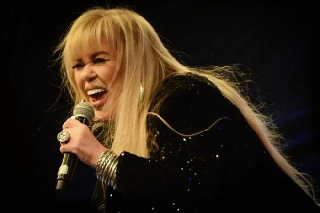 Son d�nemde ya�ad��� sa�l�k sorunlar�yla g�ndeme gelen �nl� �ark�c� Zerrin �zer uzun zaman sonra ilk kez g�r�nt�lendi.&nbsp; Cansever i�in d�zenlenen moral gecesinde ortaya ��kan �zer'in son hali sevenlerini �zd�.