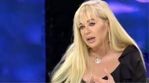 &nbsp;Yard�m olarak y�r�d��� dikkat �eken Zerrin �zer sahnede de oturarak �ark� s�yledi.