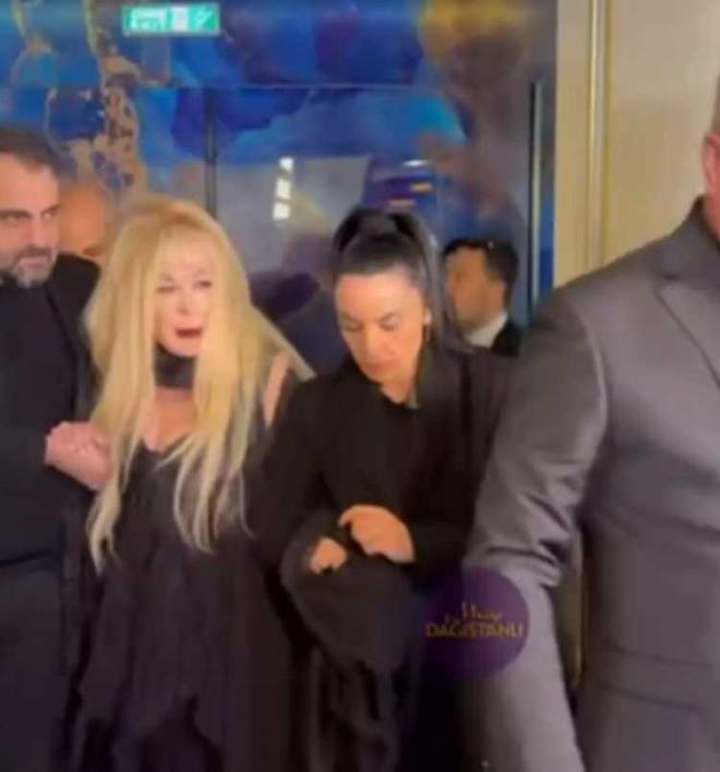 Sahnede sa�l�k sorunlar�ndan bahseden �zer "Beyincikte iki tane damar var biri y�zde 70 biri y�zde 30 t�kal�. Dengemi ele alm�� durumda tek ba��ma y�r�yemiyorum" dedi.&nbsp;