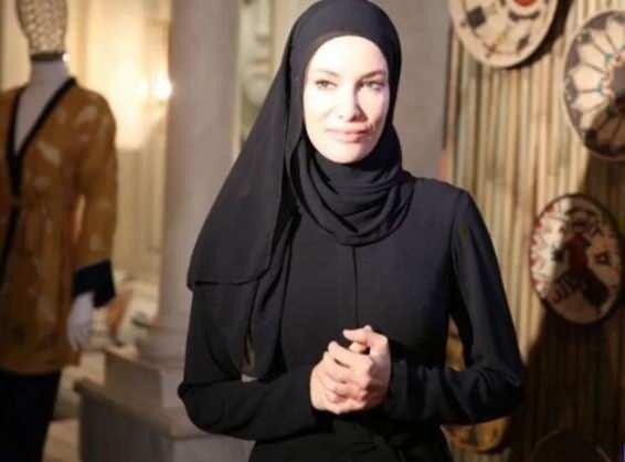 Birsen Altunta�'�n haberine g�re; �z�elik, dizide Afrika'da bulunan T�rk m�hendis Zeynep karakterine hayat verecek. �n�m�zdeki g�nlerde �ekimlere ba�lanmas� planlanan y�netmenli�ini Yunus Ozan Korkut, senaristli�ini ise Onur B�ber �stleniyor.&nbsp;