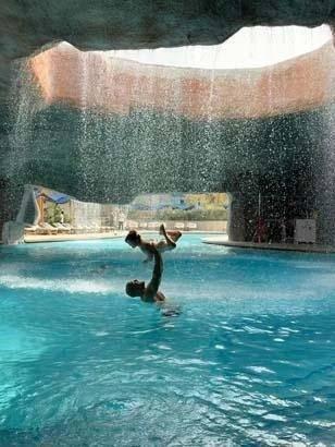 <strong>Otelin ma�ara havuzunda �ocu�uyla �ekildi�i kareleri yay�nlayan �nl� akt�r�n payla��mlar� k�sa s�rede binlerce be�eni ve yorum ald�.</strong>