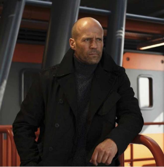 <p><span><strong>ANTALYA'YA HAYRAN KALDI�INI S�YLEM��T�</strong></span></p>    <p><strong>Daha �nce Guy Ritchie'nin y�netti�i "Servet Operasyonu" filminin �ekimleri i�in Antalya'ya gelen ve �ehre hayran kalan �nl� oyuncu, k�sa bir s�re sonra ailesiyle birlikte tatil i�in solu�u Antalya'da alm��t�.</strong></p>