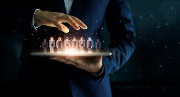 Uzmanlara g�re yapay zeka veri analizinde g��l� olsa da, son s�z� s�yleme, nihai karar verme ve etik sorumluluk alma s�re�lerinde insan fakt�r� belirleyici olmaya devam edecek. Bu da baz� mesleklerin gelecekte daha da kritik hale gelmesinda b�y�k rol oynayacak.&nbsp;