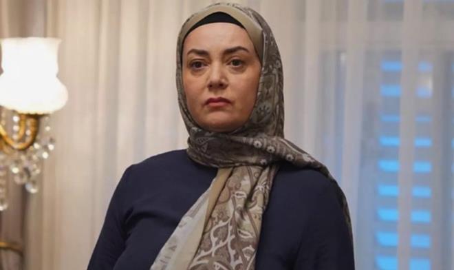 <p><strong>�LK �S�M O OLDU</strong></p>  <p>�al��malar� b�y�k bir titizlikle s�rd�r�len ve ad� s�r gibi saklanan atv'de yay�nlanacak olan dizinin cast �al��malar� da ba�lad�. Projeden a��klanan ilk isim Sibel Ta���o�lu oldu.</p>