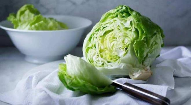 Sabah kahvalt�lar�ndan ak�am yeme�i sofralar�na kadar neredeyse her besinin en g�zel e�lik�ilerinden biri... Salatalar�n olmazsa olmaz� marul, sa�l�kl� beslenme rutininde s�kl�kla kar��m�za ��k�yor. Ferahlat�c� tad� ve kolay t�ketimiyle �ne ��kan bu ye�il yaprakl� sebzenin faydalar�n� sizler i�in derledik.