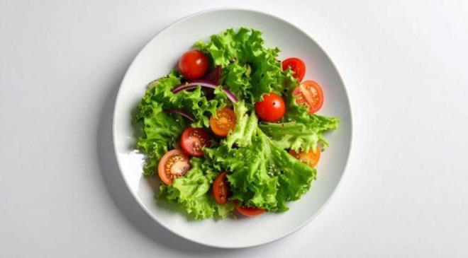 <strong>Y�ksek bir lif kayna�� olan marul, bu noktada kab�zl�k gibi yayg�n sorunlarla m�cadele eden ki�iler i�in iyi bir tercih olabilir.</strong>