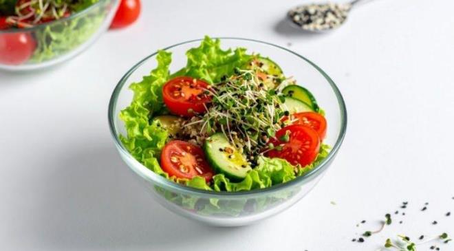 BA�IRSAK VE S�ND�R�M S�STEM� ���N D�ZENLEY�C� ETK�  <br>  A, C ve K vitaminleri a��s�ndan zengin olan marul, d�zenli t�ketildi�inde sa�l�k i�in e�siz bir kaynak haline gelebilir.