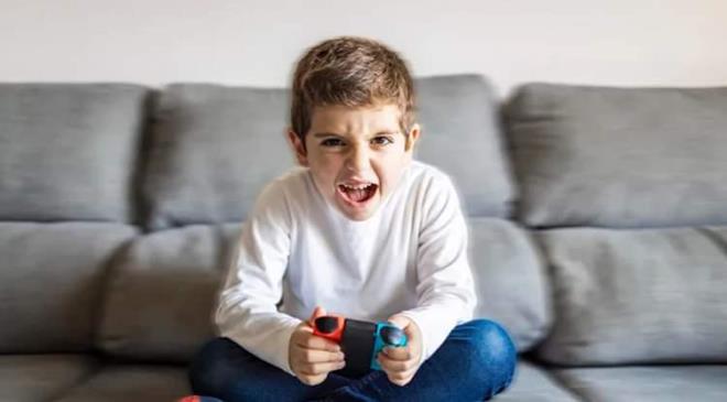 T�rkiye'yi sarsan okul sald�r�lar�n�n ard�ndan uzmanlar uyar�yor. Cerrahpa�a T�p Fak�ltesi �ocuk Sa�l��� ve Hastal�klar� Anabilim Dal� Ba�kan� Prof. Dr. �zg�r Kasap�opur, "Bu bir kabus. �ocuklar�n elinde silah de�il kitap olmal�. Sosyal medya yasa�� gelmeli, siber zorbal�kla m�cadele edilmeli" diyerek yetkililere seslendi.