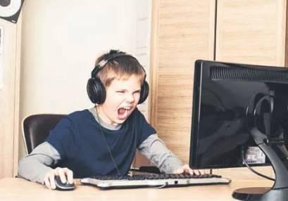 <p><span style="color:#B22222"><strong>"OYUNLAR �Y�LE�T�R�C�D�R"</strong></span></p>    <p><em><span style="color:rgb(128, 0, 128)"><strong>Oyunlar iyile�tiricidir ama hayal d�nyas�n� geli�tirebilen oyunlar iyile�tiricidir. Bunun yerine ba�ka oyunlar ald�. Burada ki�i silah oyunlar�n�n i�inde adeta g�revli gibi.&nbsp;</strong></span></em></p>